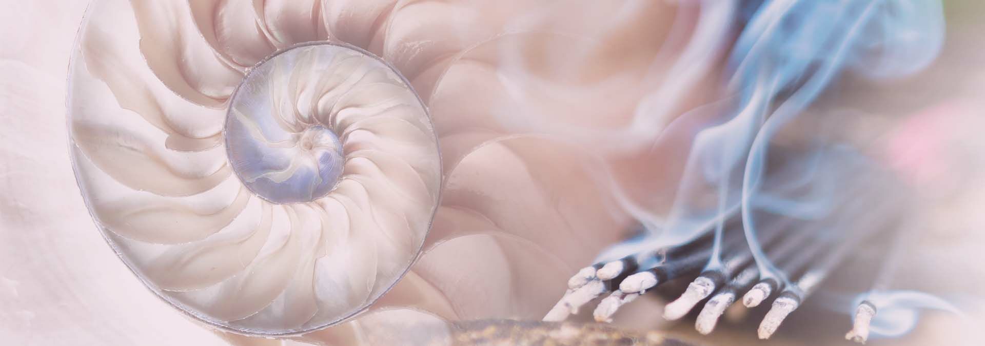 Naturbild einer heiligen Geometrie und Räucherstäbchen daneben