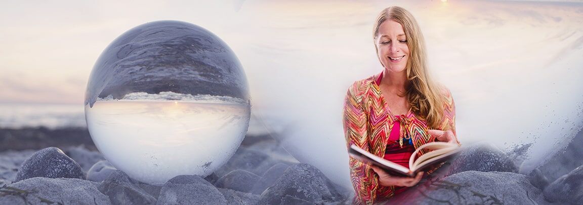 Mirja ist mit einem Buch in der Hand zu sehen und im Hintergrund sieht man eine Glaskugel die das Meer und den Strand spiegelt